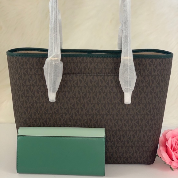 ❤️ Michael Kors CarryAll Tote & Wallet - Picture 3 of 8